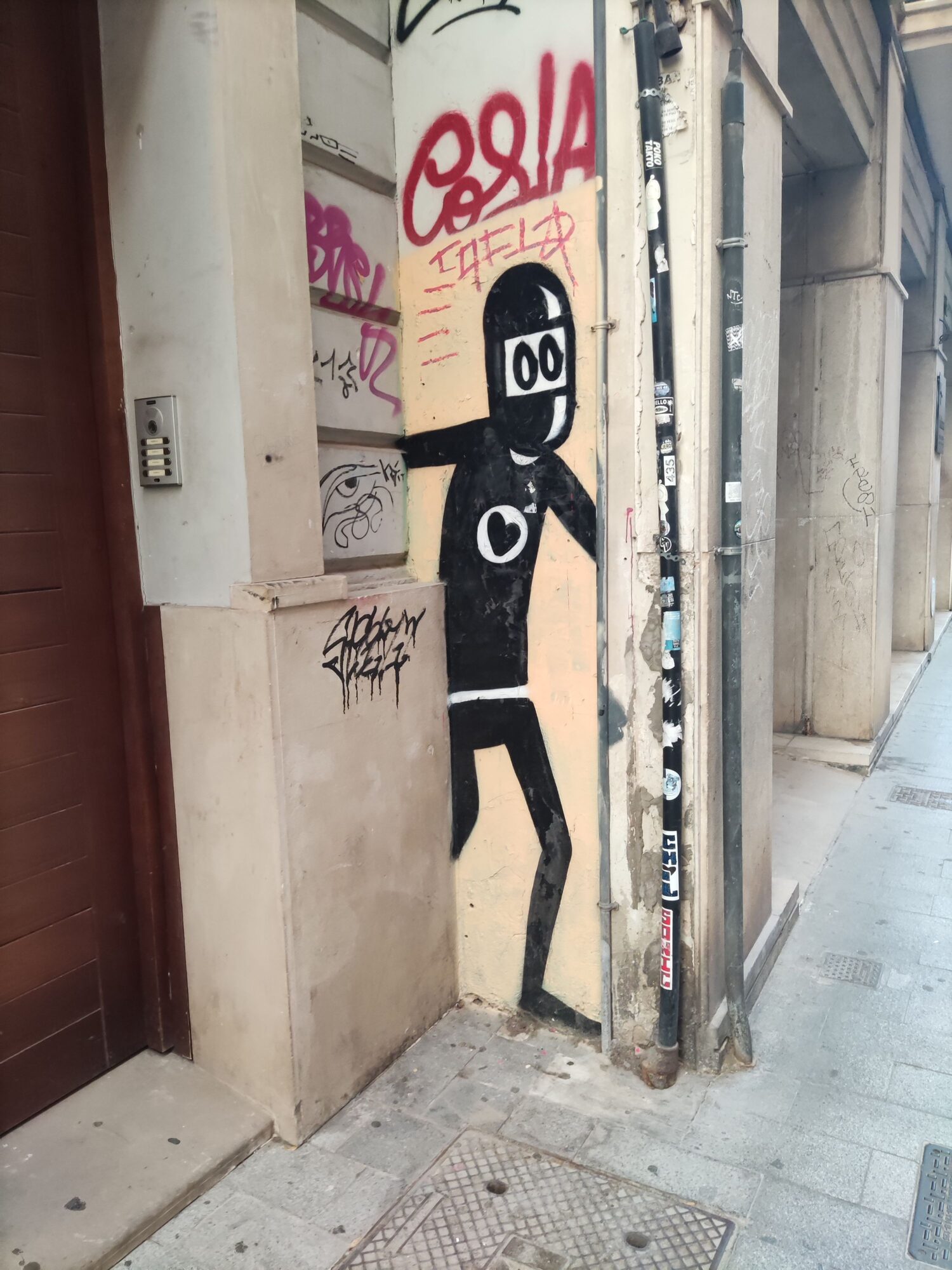 Ninja marchant, cœur blanc — Street art de David de Limon à València