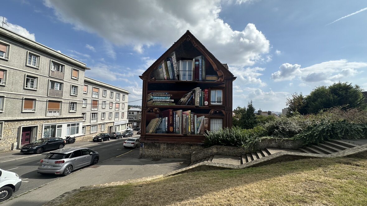 Bibliothèque en trompe-l'œil — Street art de Jan Is De Man à Boulogne-sur-Mer
