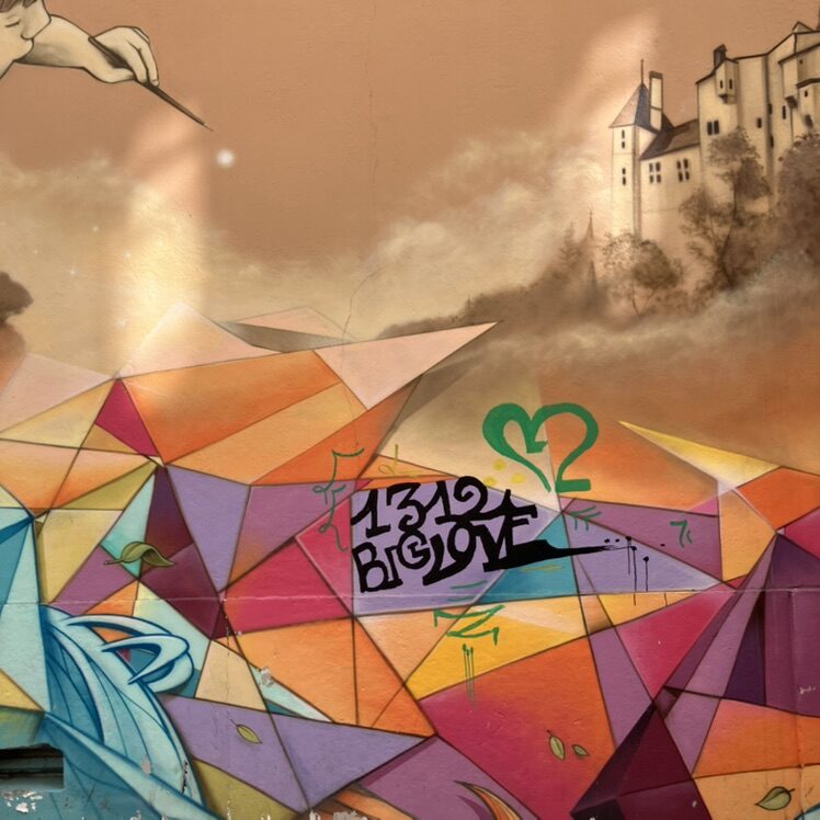 Château de Neuchâtel et éclats géométriques — Street art à Neuchâtel