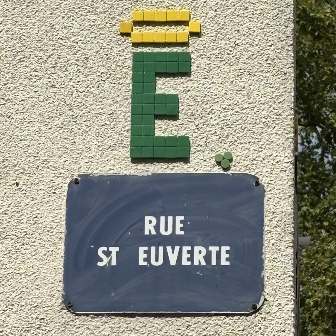 Le E vert de la rue Saint-Euverte — Street art de Mifamosa à Orléans