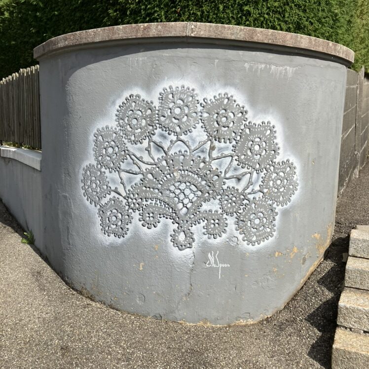 Murs en dentelle : Locle Lace #2 — Street art de NeSpoon à Le Locle
