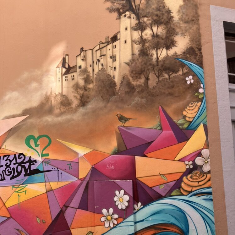 Château de Neuchâtel et éclats géométriques — Street art à Neuchâtel