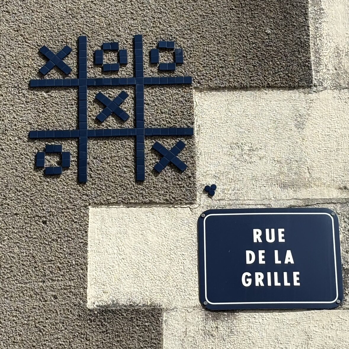 La grille du morpion — Street art de Mifamosa à Orléans