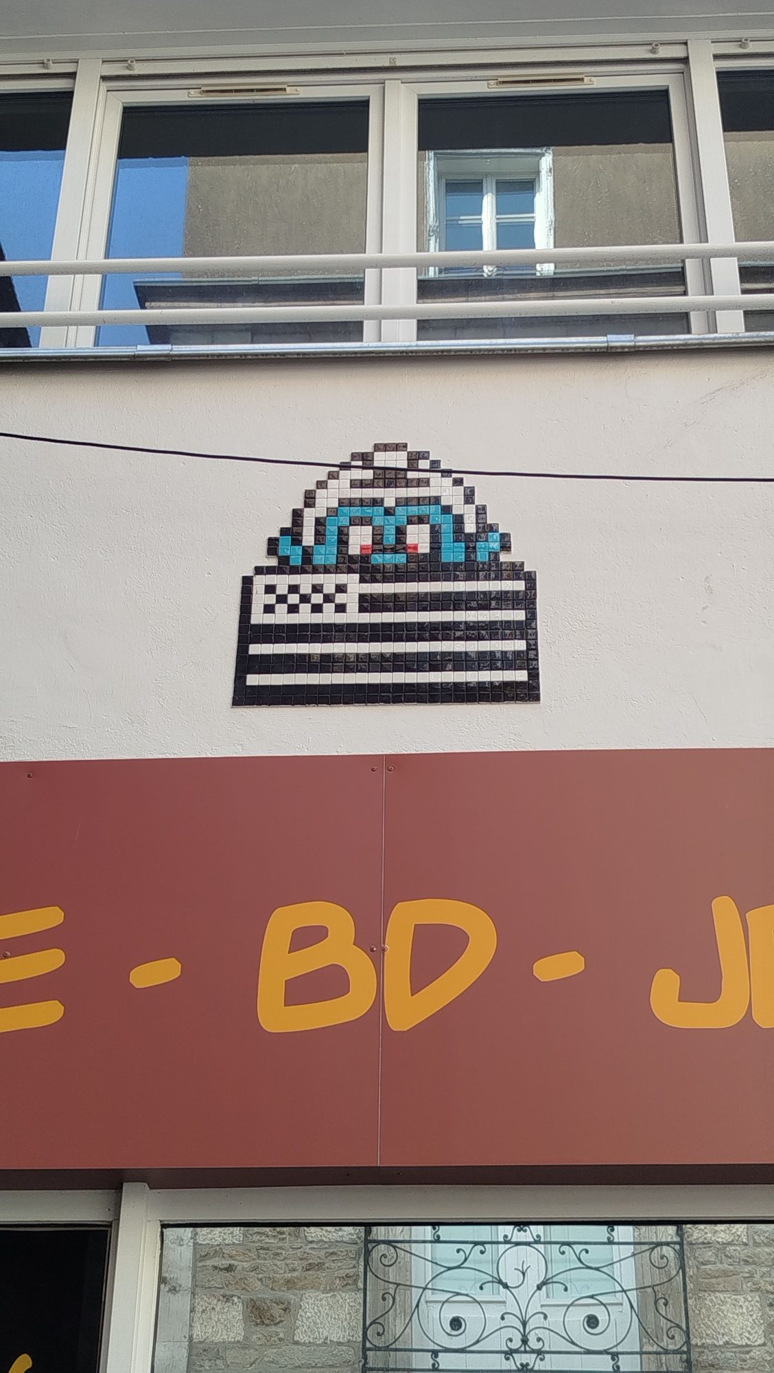 Personnage au drapeau breton — Street art de IPDO à Vannes