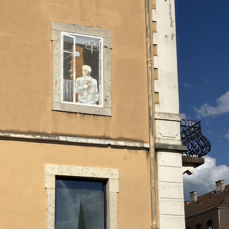 La grand-mère et le fumeur de pipe — Street art de Maoro à La Chaux-de-Fonds