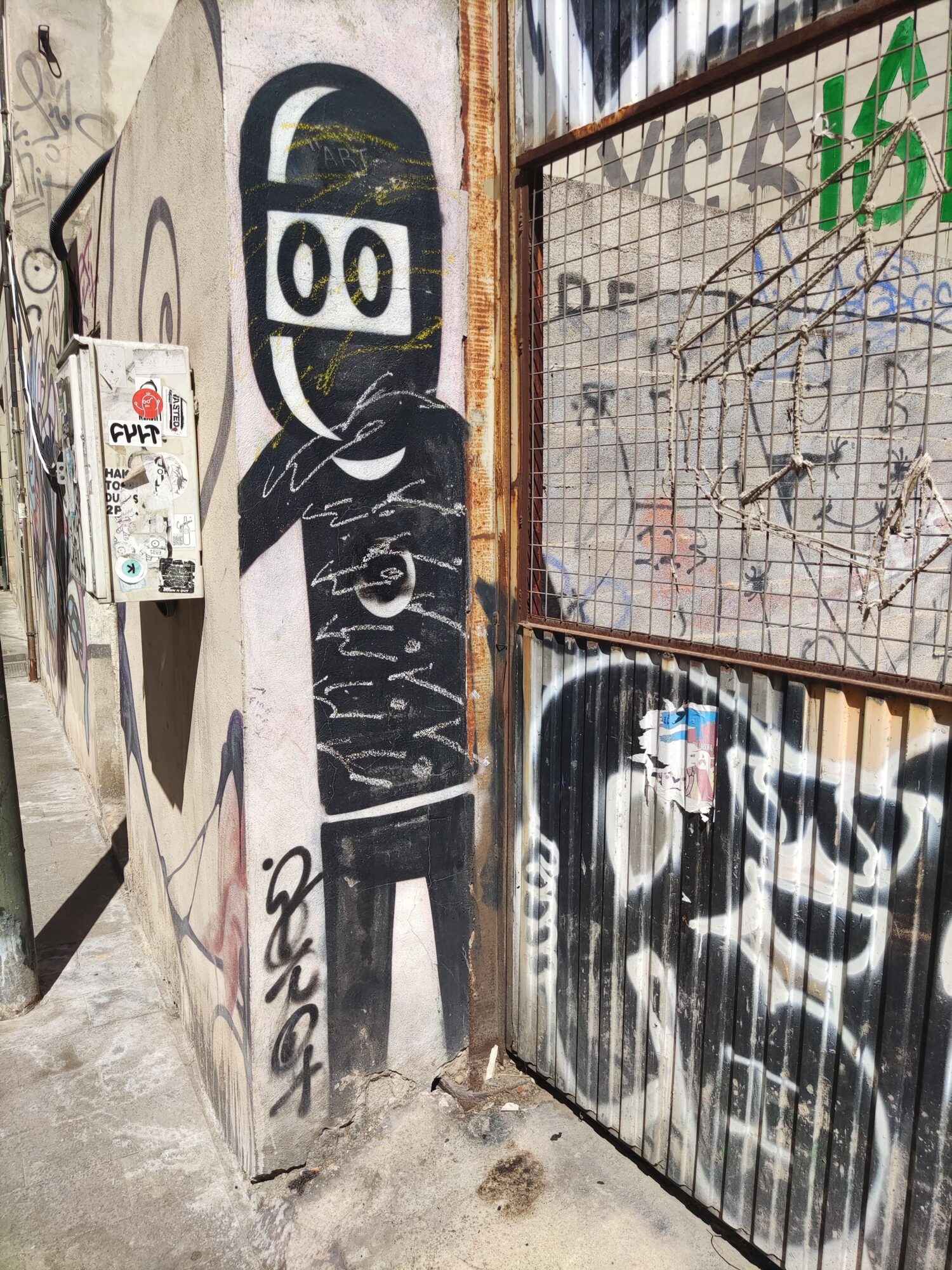 Ninja noir couvert de tags — Street art de David de Limon à València