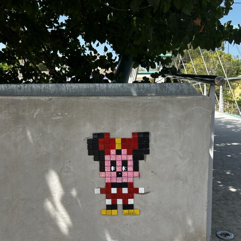 Minnie Mouse en mosaïque de carreaux — Street art de Astro Boy à Beniarbeig