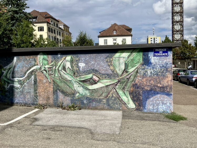 Lettrage vert du passage des Terreaux — Street art à La Chaux-de-Fonds
