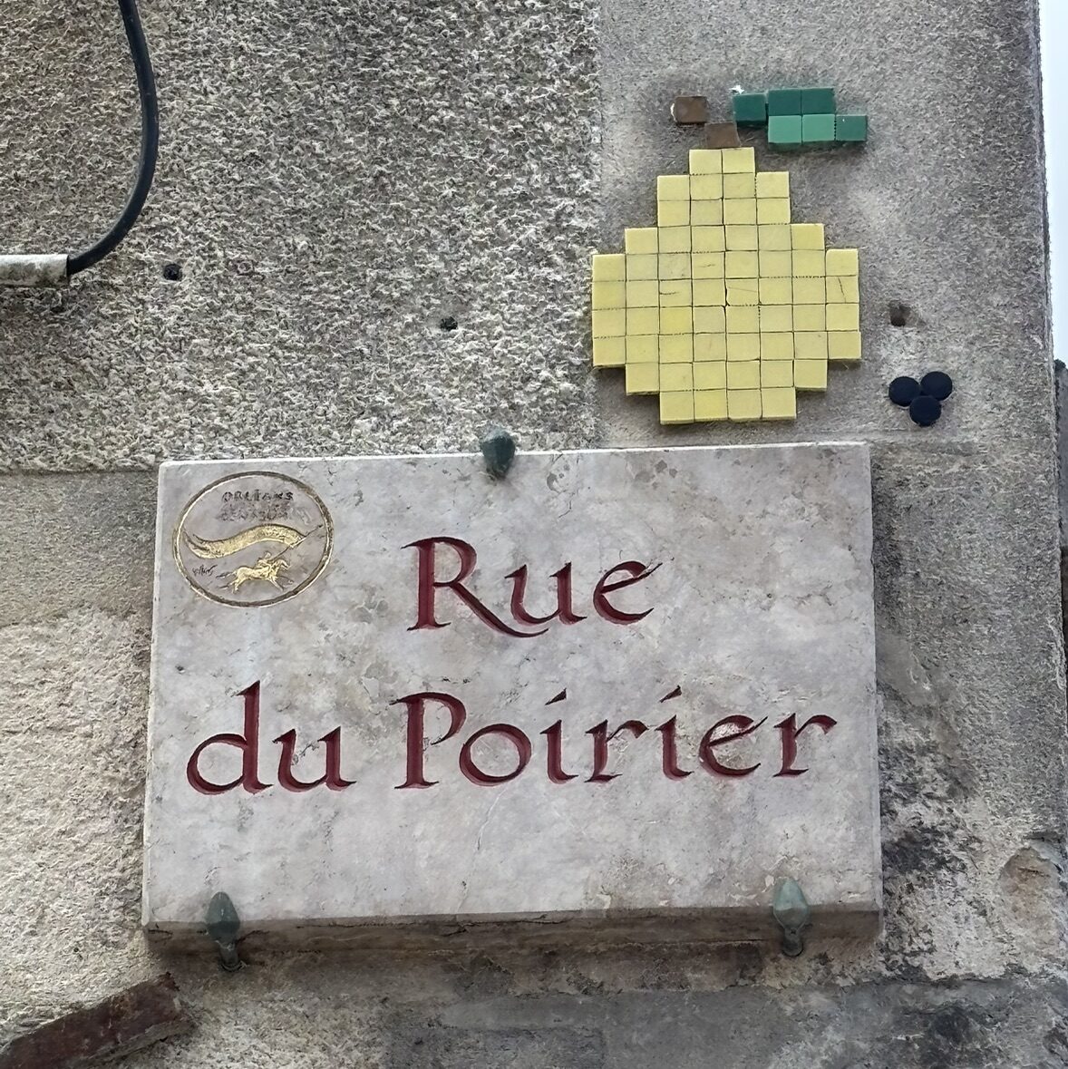 La poire de la rue du Poirier — Street art de Mifamosa à Orléans