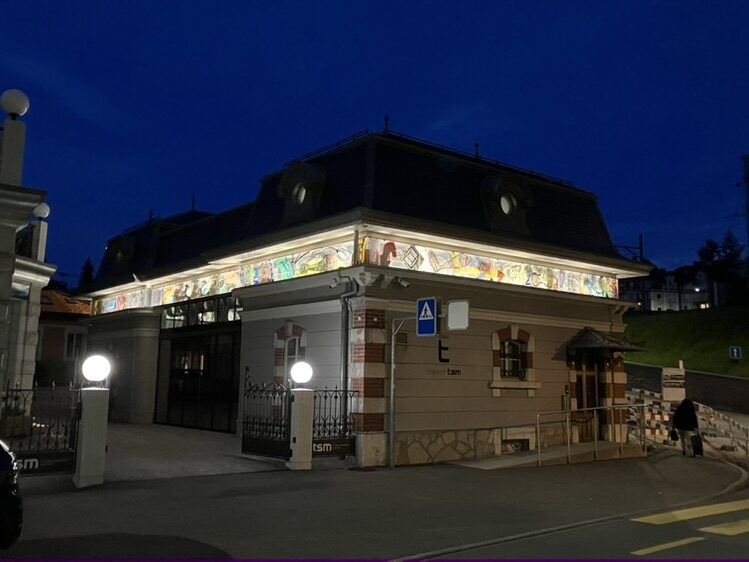 Frise lumineuse de la rue Daniel-Jeanrichard — Street art à La Chaux-de-Fonds