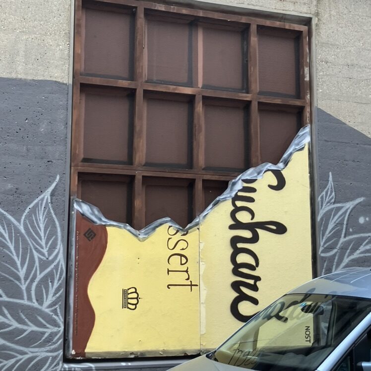 Evolution of the bars, 200 years of Suchard — Street art in Neuchâtel