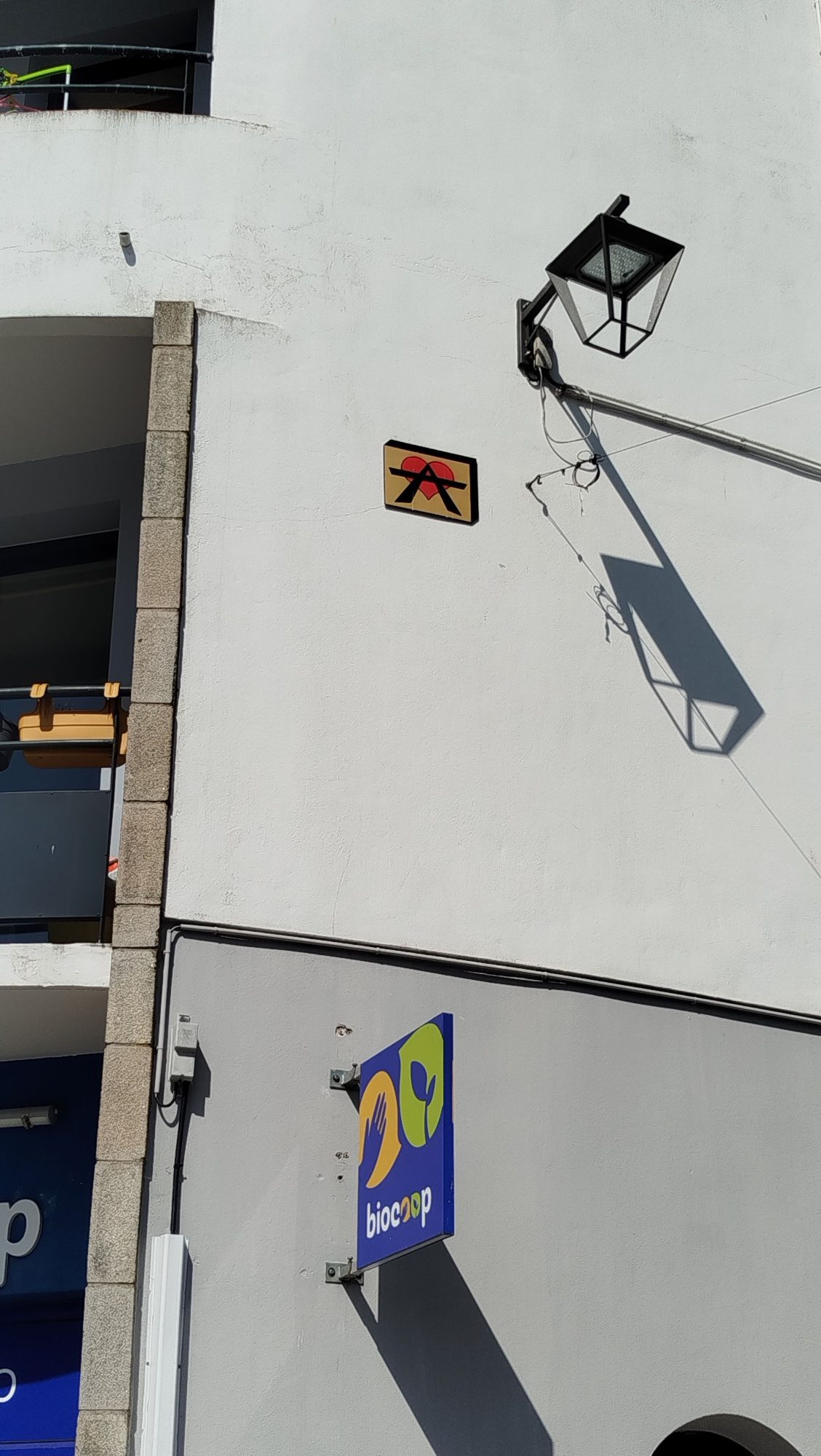 A2 Panel with Red Heart — Street art by A2 in Concarneau