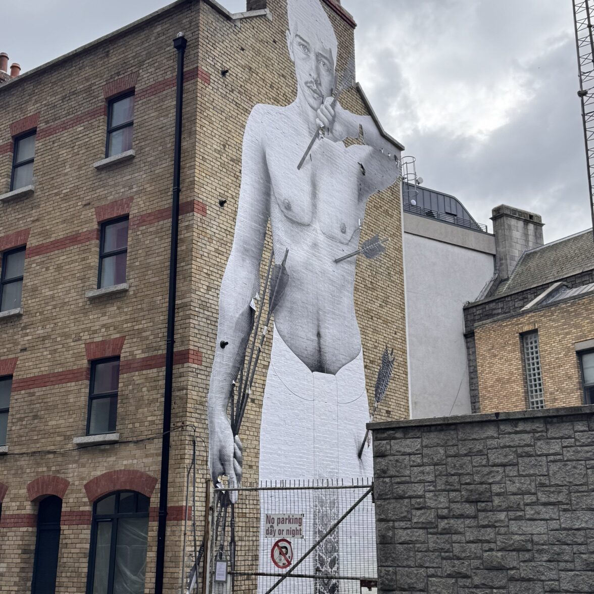 SEEN, l'homme criblé de flèches — Street art de Joe Caslin à Dublin