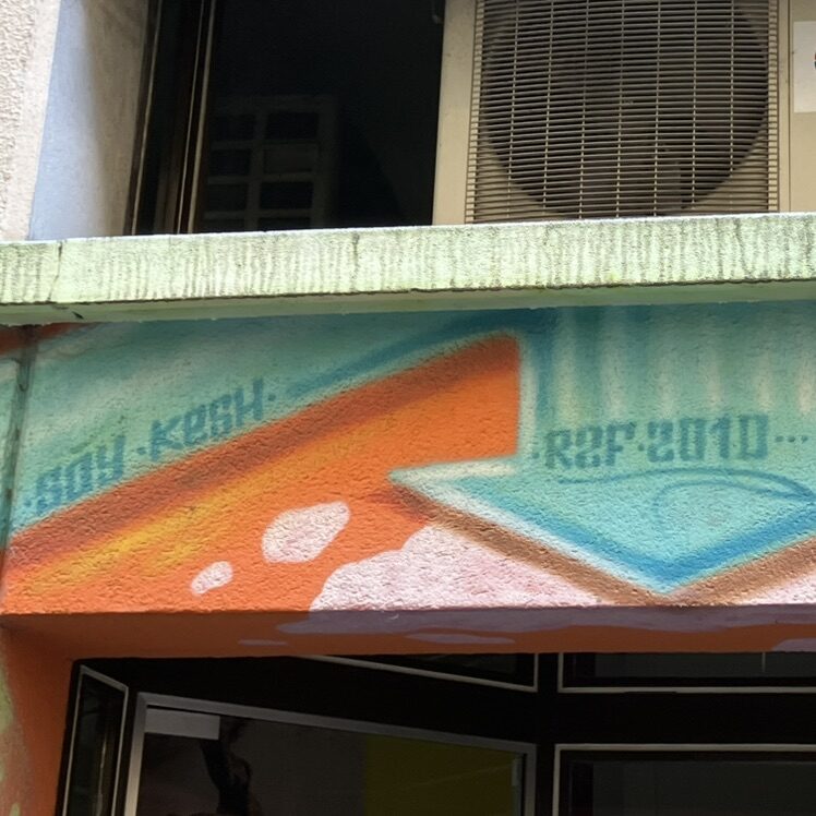 Portrait violet et volutes orange — Street art de Soy à Neuchâtel