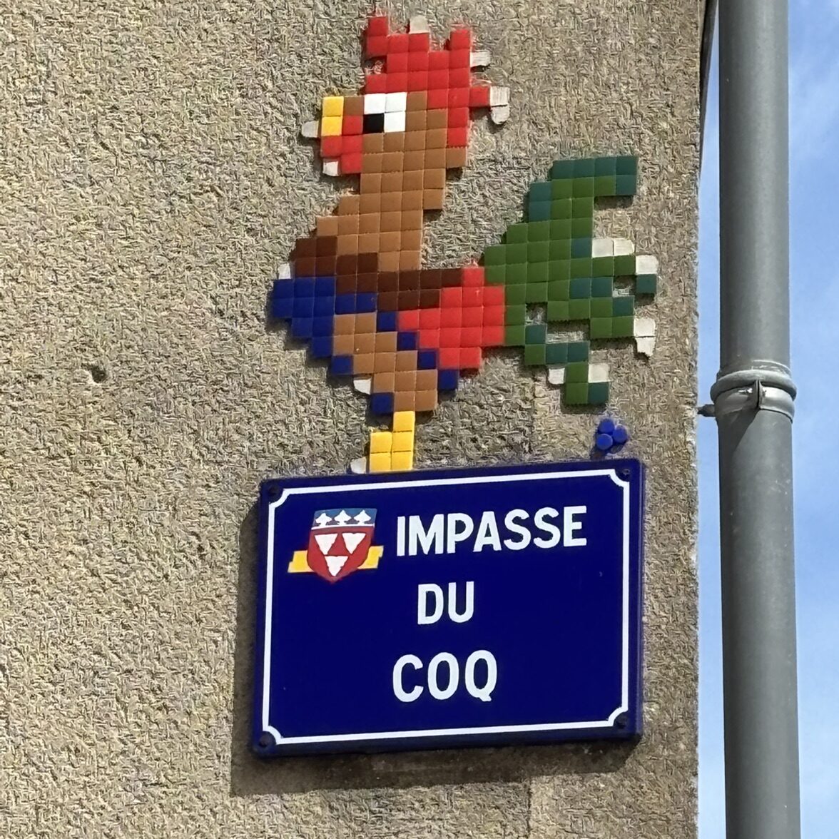 The Rooster of Impasse du Coq — Street art by Mifamosa in Orléans