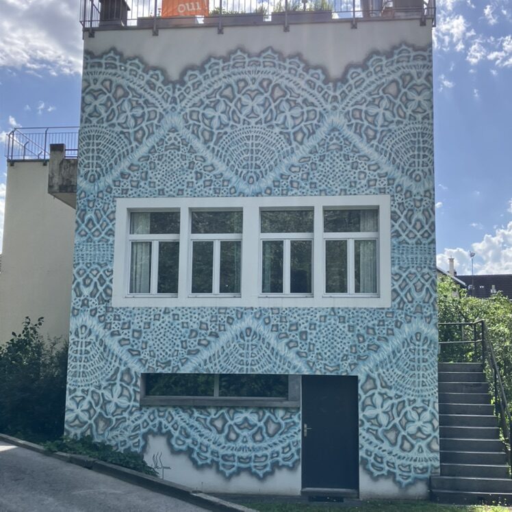 Murs en dentelle : Locle Lace #1 — Street art de NeSpoon à Le Locle