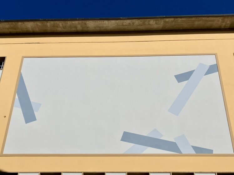 Diagonal strips on white — Street art in La Chaux-de-Fonds