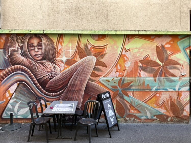 Portrait violet et volutes orange — Street art de Soy à Neuchâtel