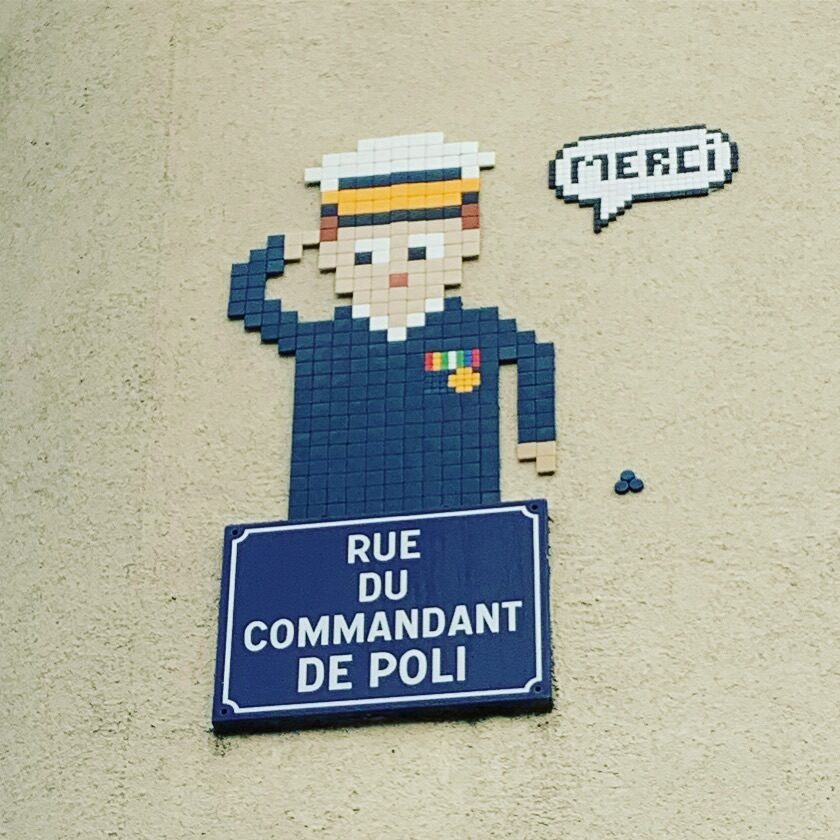 Le commandant au salut et son MERCI — Street art de Mifamosa à Orléans