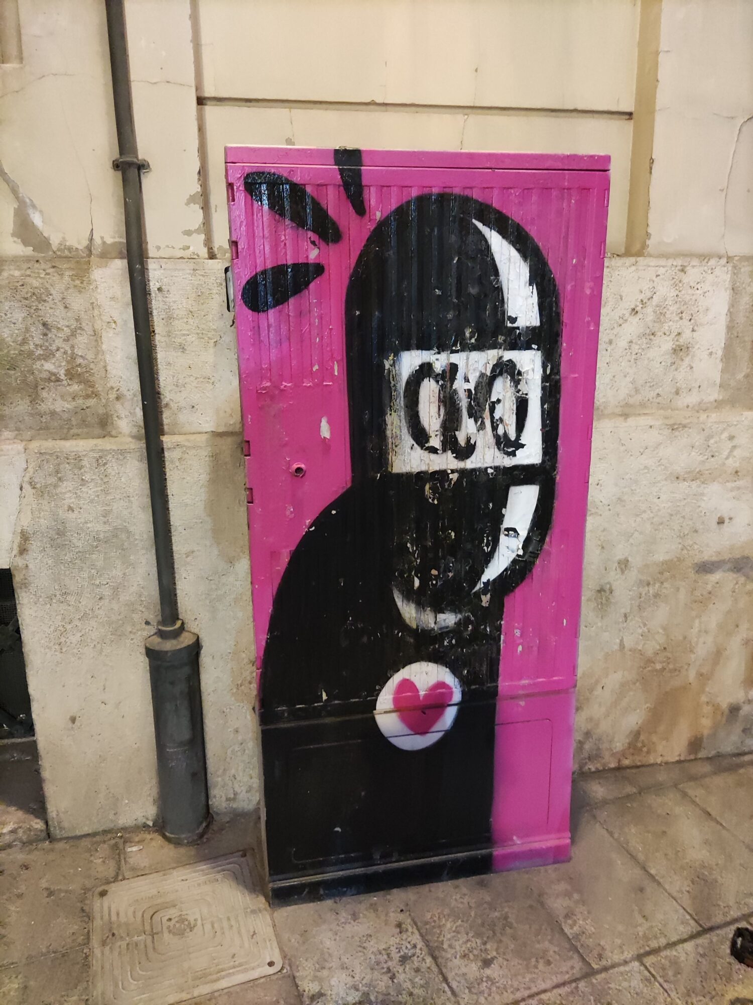 Ninja sur armoire électrique rose — Street art de David de Limon à València