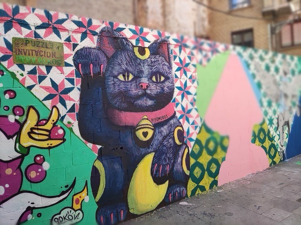 Chat porte-bonheur aux carreaux étoilés — Street art de Piyomuros à València