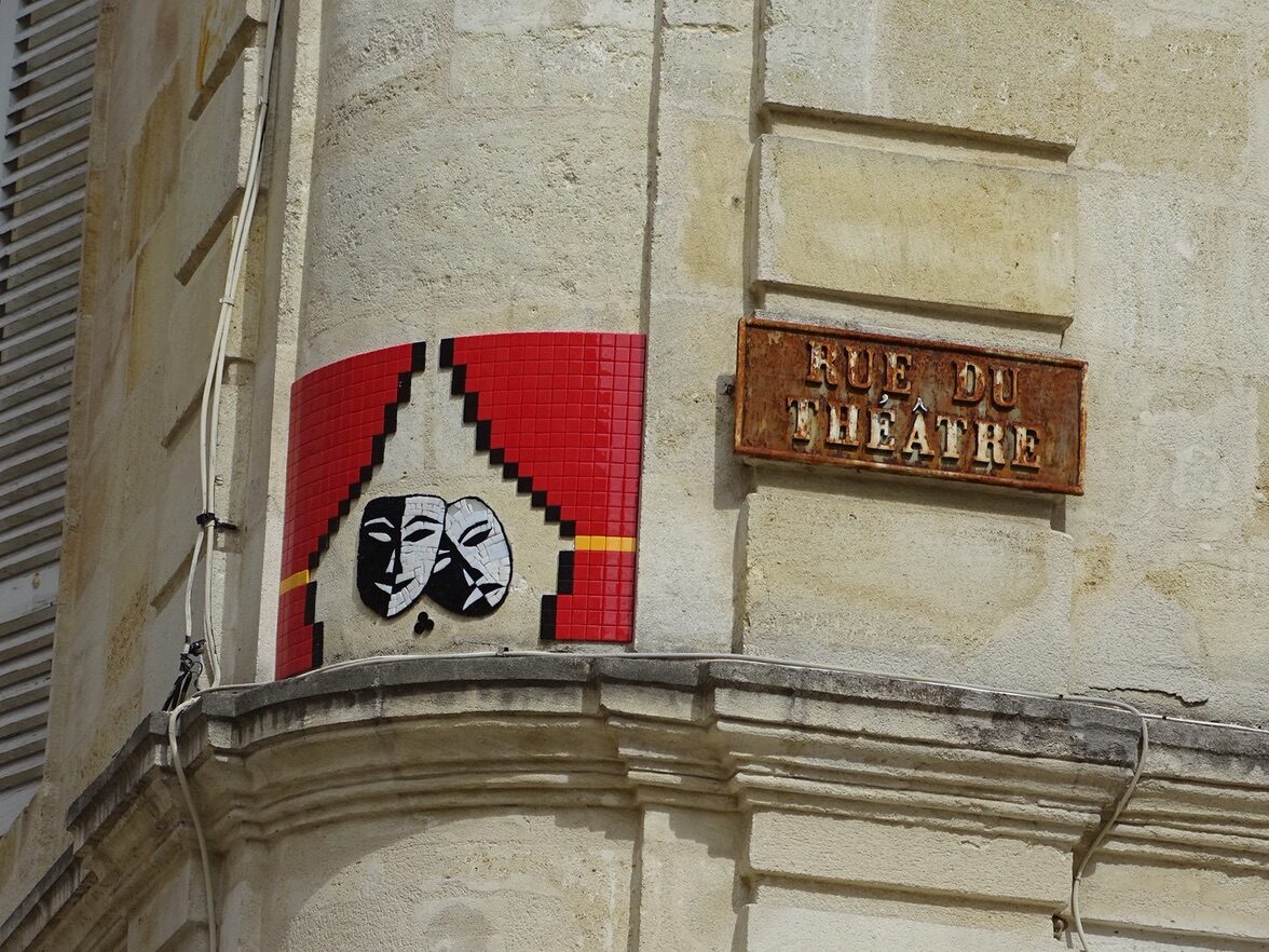 Masques de théâtre de la rue du Théâtre — Street art de Mifamosa à Libourne