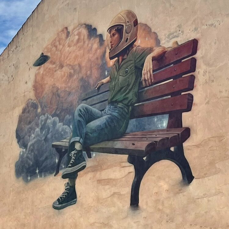 L'astronaute sur le banc par Rocket01 — Street art de Rocket01 à Los Alcázares
