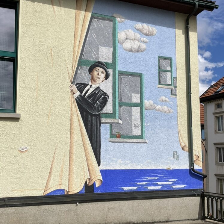 L'homme au rideau — Street art de Carolus à La Chaux-de-Fonds