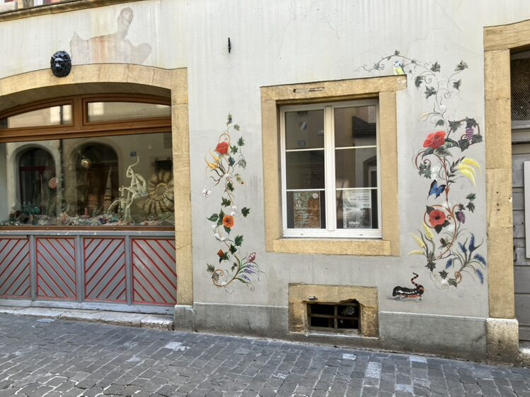 Triton au ventre orange — Street art à Neuchâtel