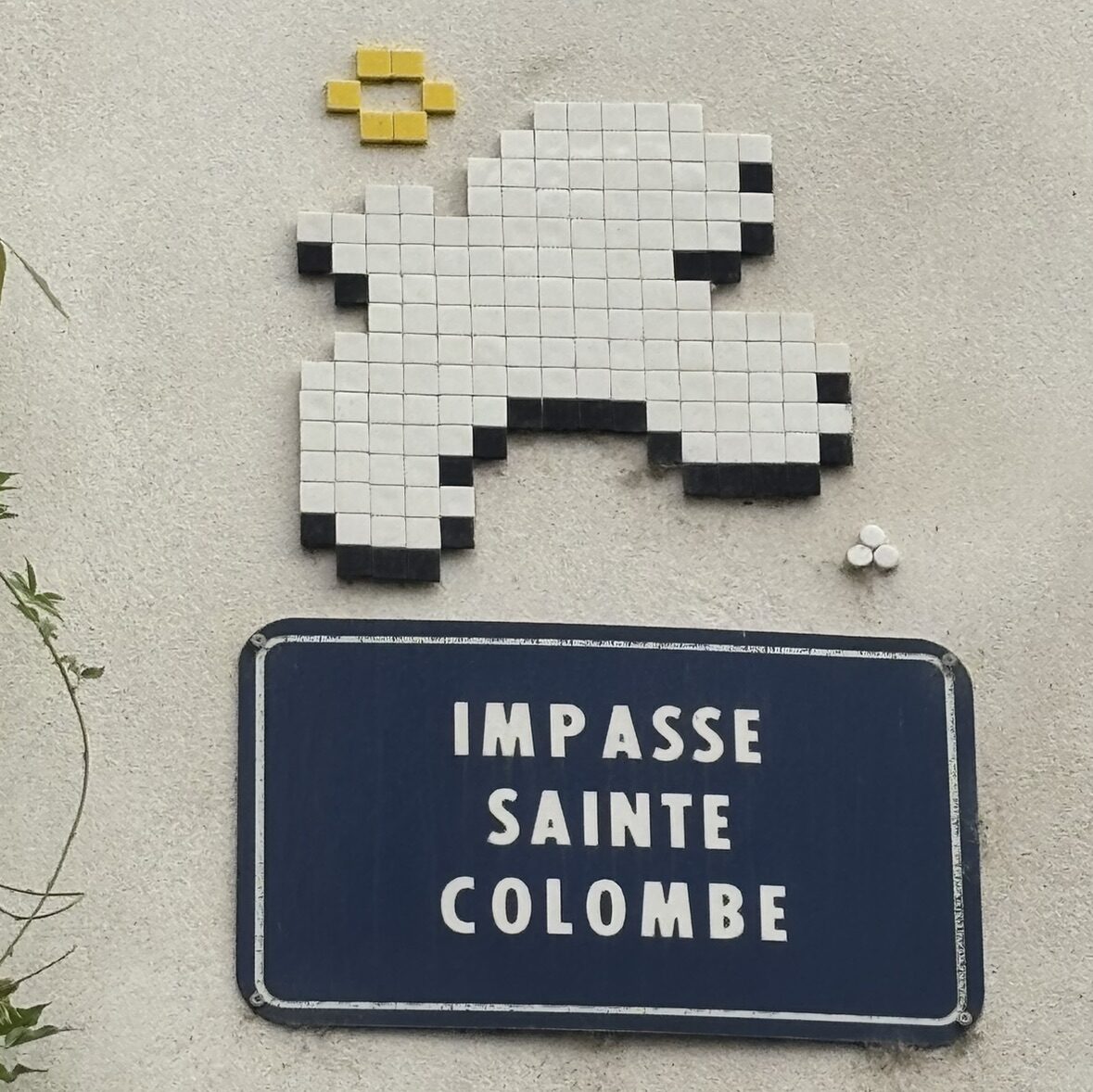 The dove of Impasse Sainte Colombe — Street art by Mifamosa in Orléans
