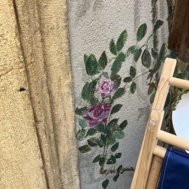 Chat tricolore sur un ressaut de pierre — Street art à Neuchâtel