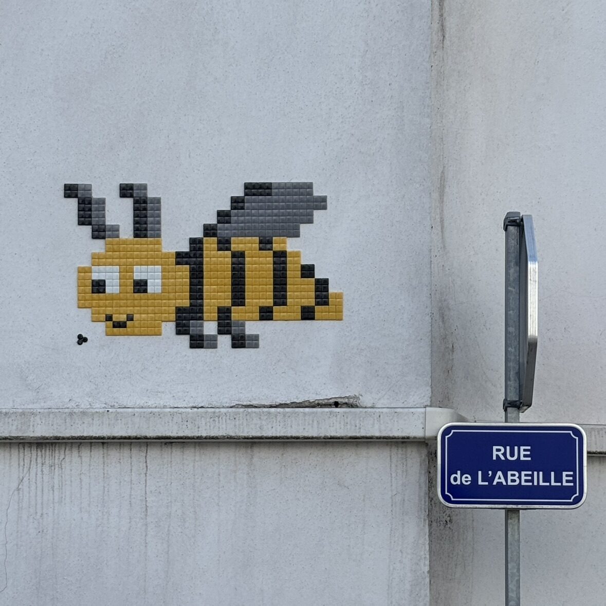 L'abeille de la rue de l'Abeille — Street art de Mifamosa à Chevilly