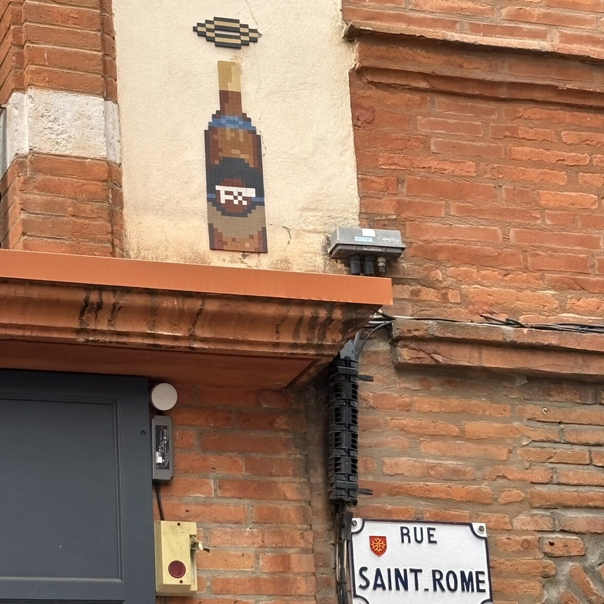 Bouteille de rhum de la rue Saint-Rome — Street art de Mifamosa à Toulouse