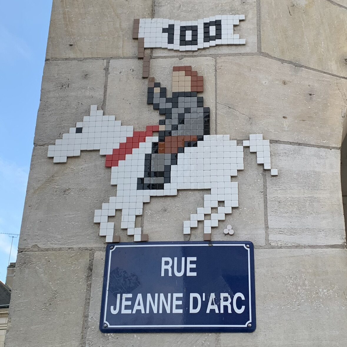 Jeanne d'Arc à cheval en mosaïque — Street art de Mifamosa à Orléans