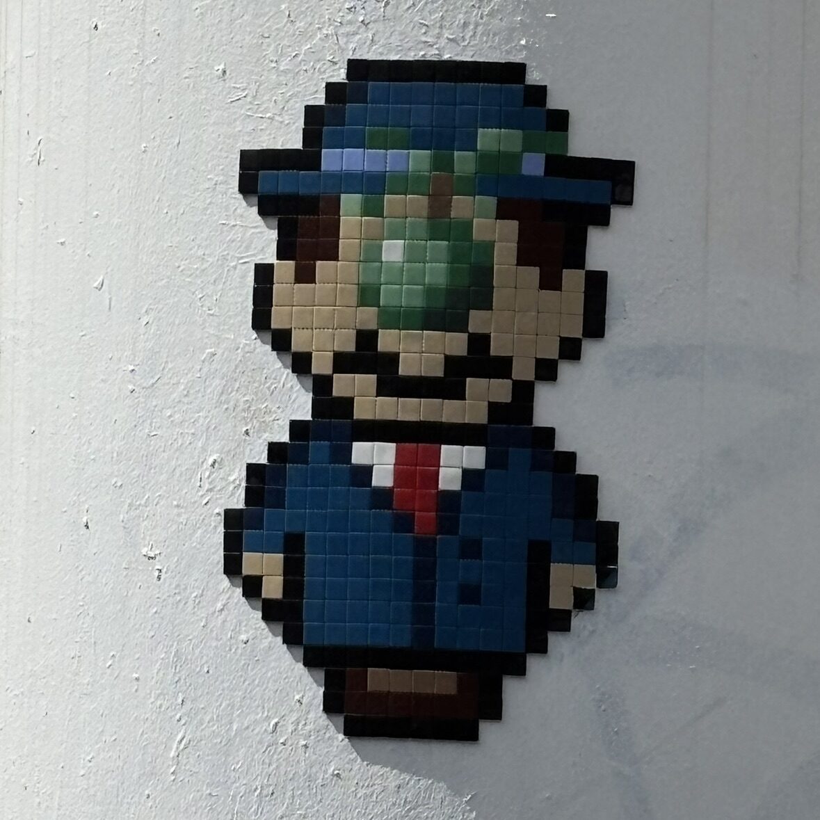 Mario en Fils de l'homme de Magritte — Street art de IN THE WOUP à Paris