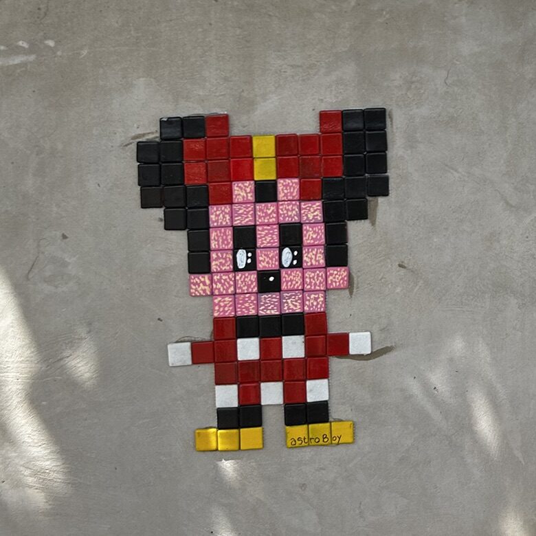 Minnie Mouse en mosaïque de carreaux — Street art de Astro Boy à Beniarbeig