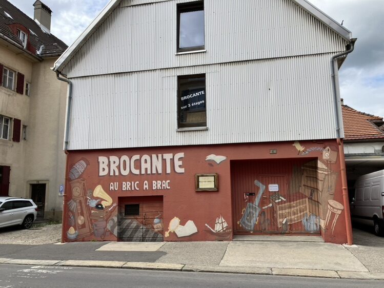 Vintage Car and Petrol Pump at the Brocante — Street art in La Chaux-de-Fonds