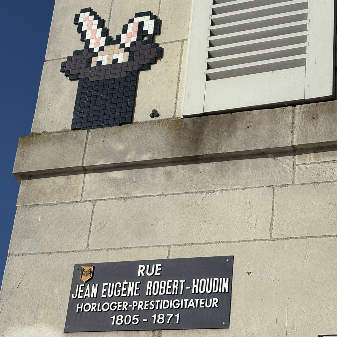 Rabbit and Top Hat for Robert-Houdin — Street art by Mifamosa in Blois