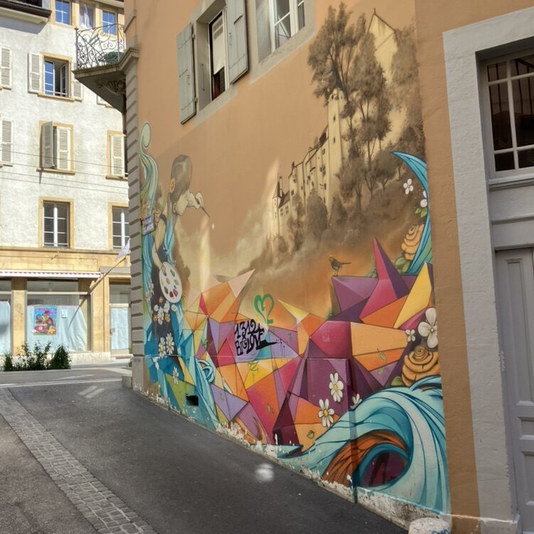 Château de Neuchâtel et éclats géométriques — Street art à Neuchâtel