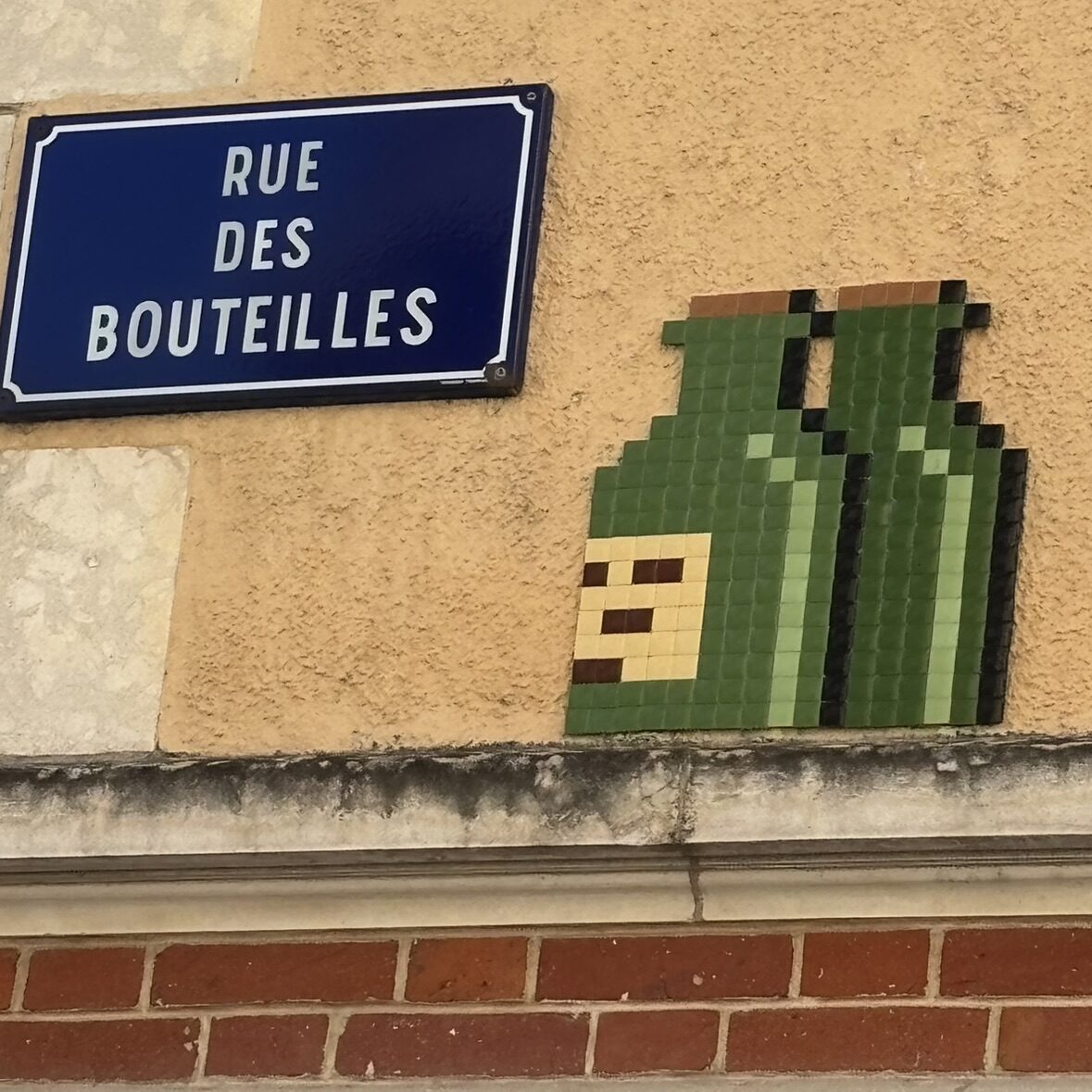 Deux bouteilles vertes, rue des Bouteilles — Street art de Mifamosa à Orléans