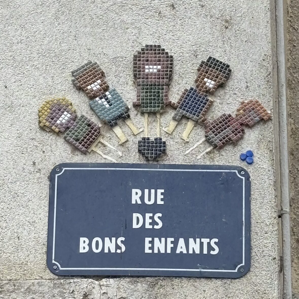La ribambelle des Bons Enfants — Street art de Mifamosa à Orléans