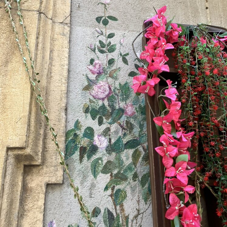 Chat tricolore sur un ressaut de pierre — Street art à Neuchâtel
