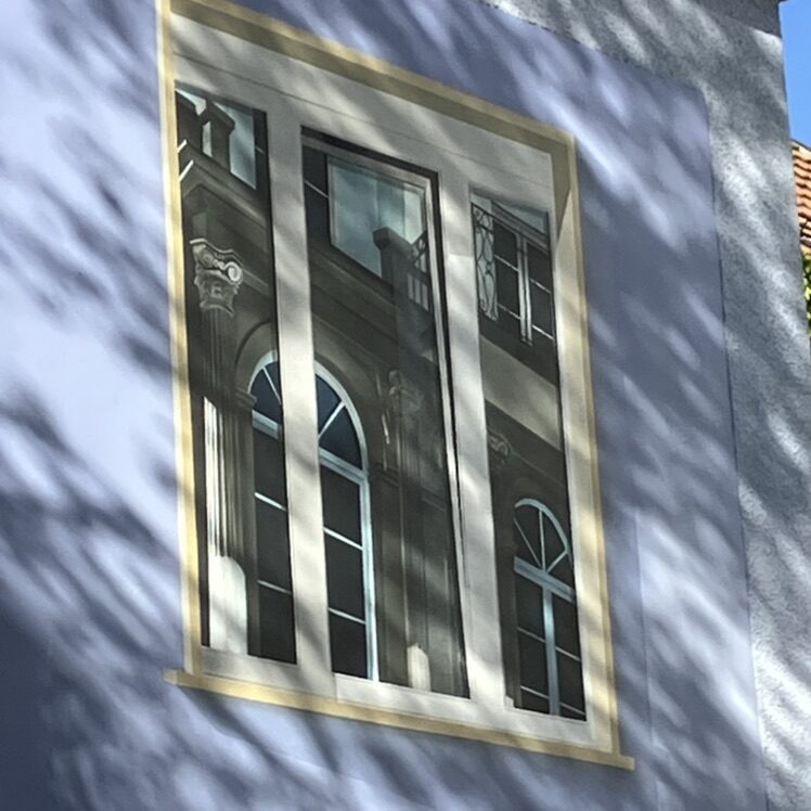 Fausse fenêtre et oculus peints — Street art à La Chaux-de-Fonds