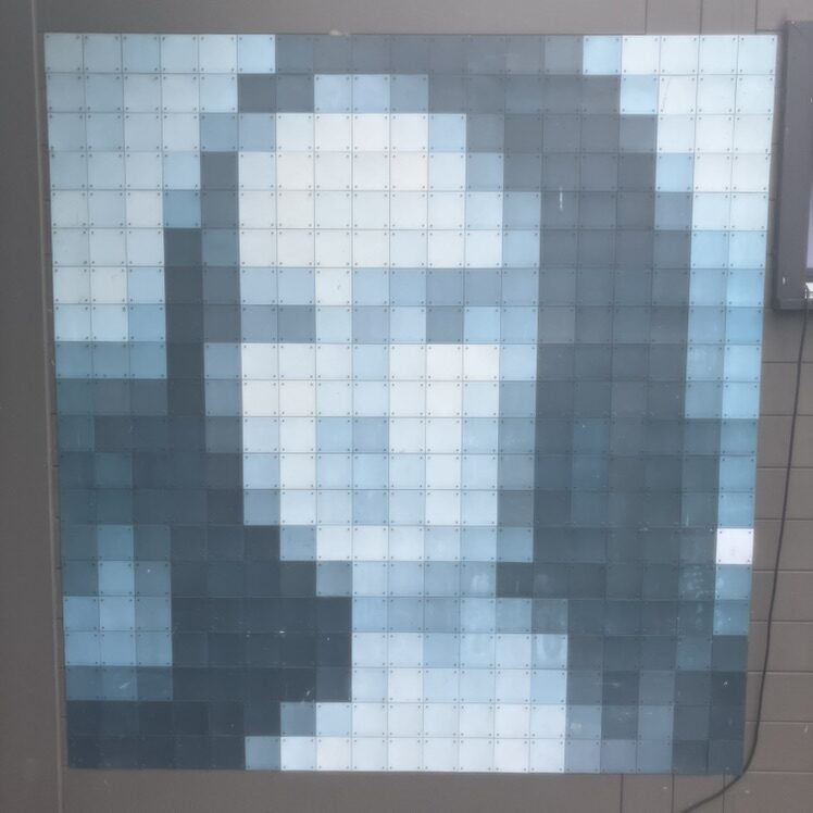 La Joconde en carreaux bleu-gris — Street art à La Grande Béroche