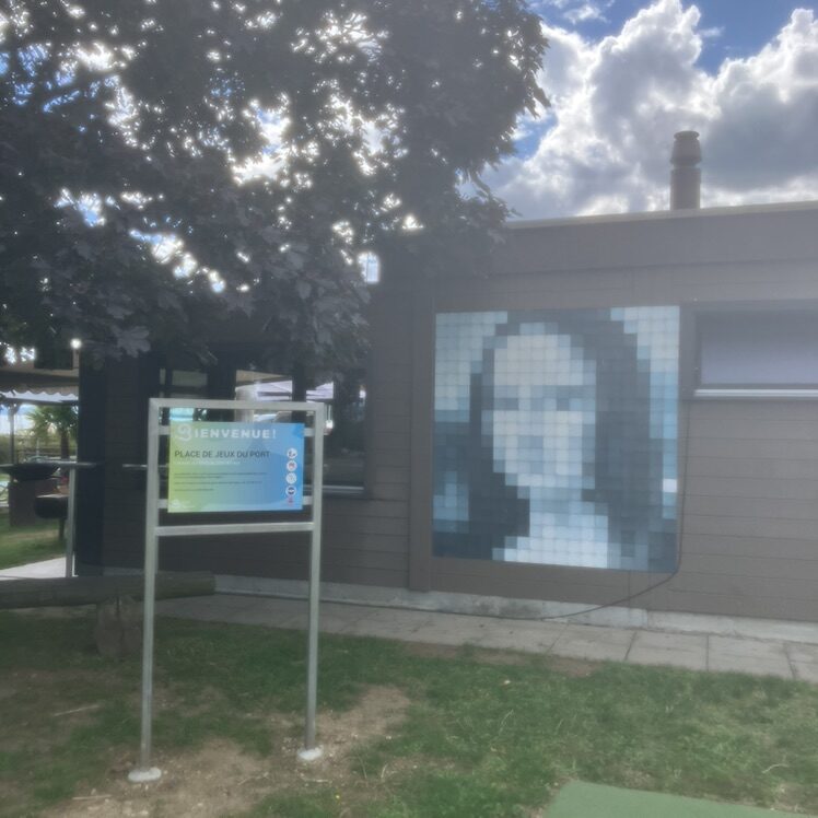 La Joconde en carreaux bleu-gris — Street art à La Grande Béroche