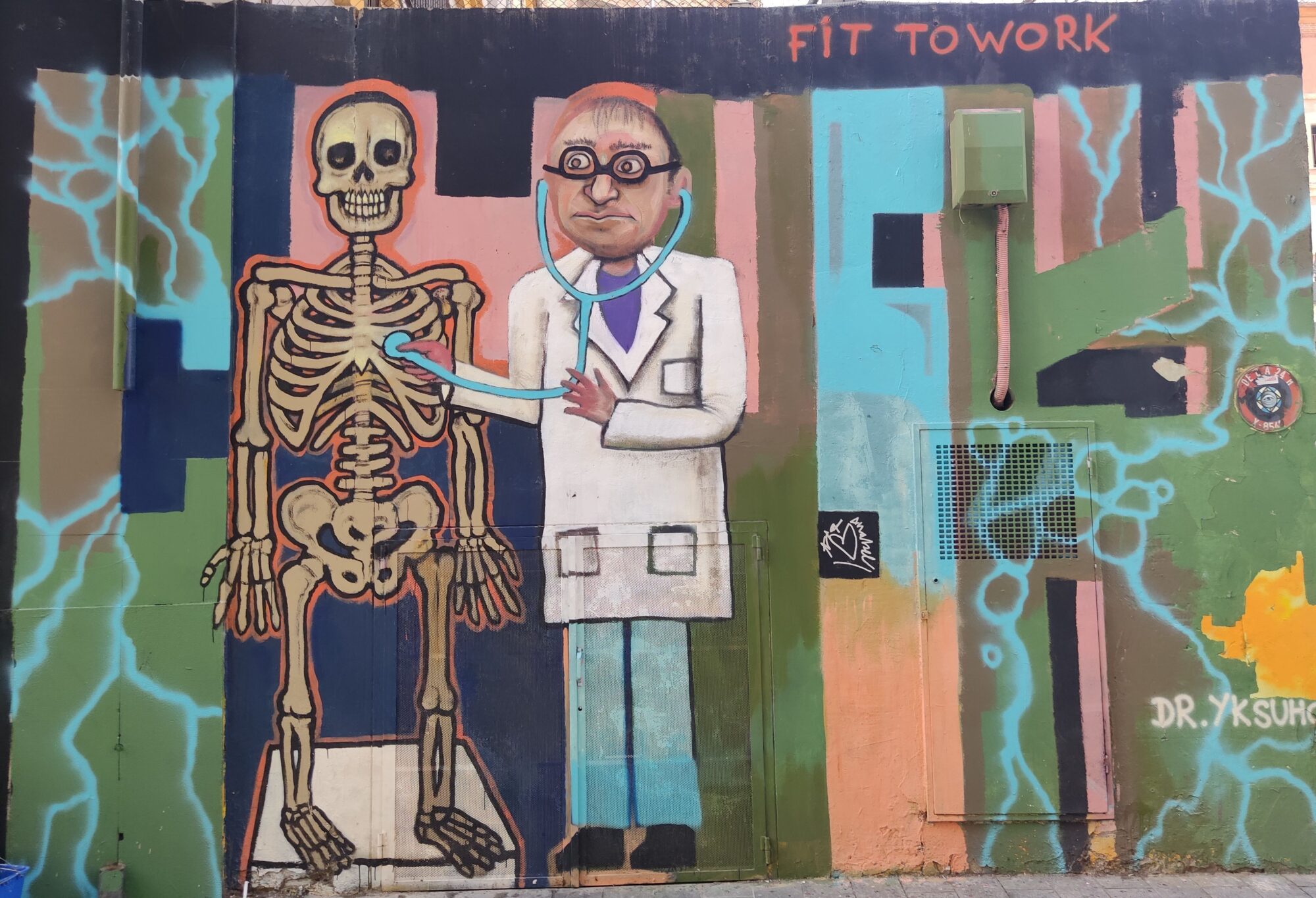 Fit to Work, le squelette ausculté — Street art à València
