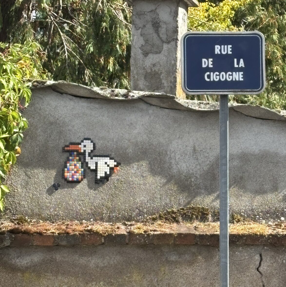 La cigogne de la rue de la Cigogne — Street art de Mifamosa à Orléans