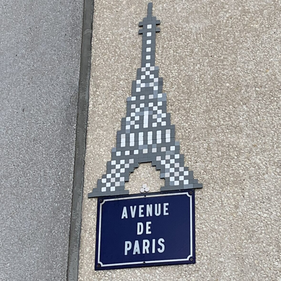 Tour Eiffel de l'avenue de Paris — Street art de Mifamosa à Orléans