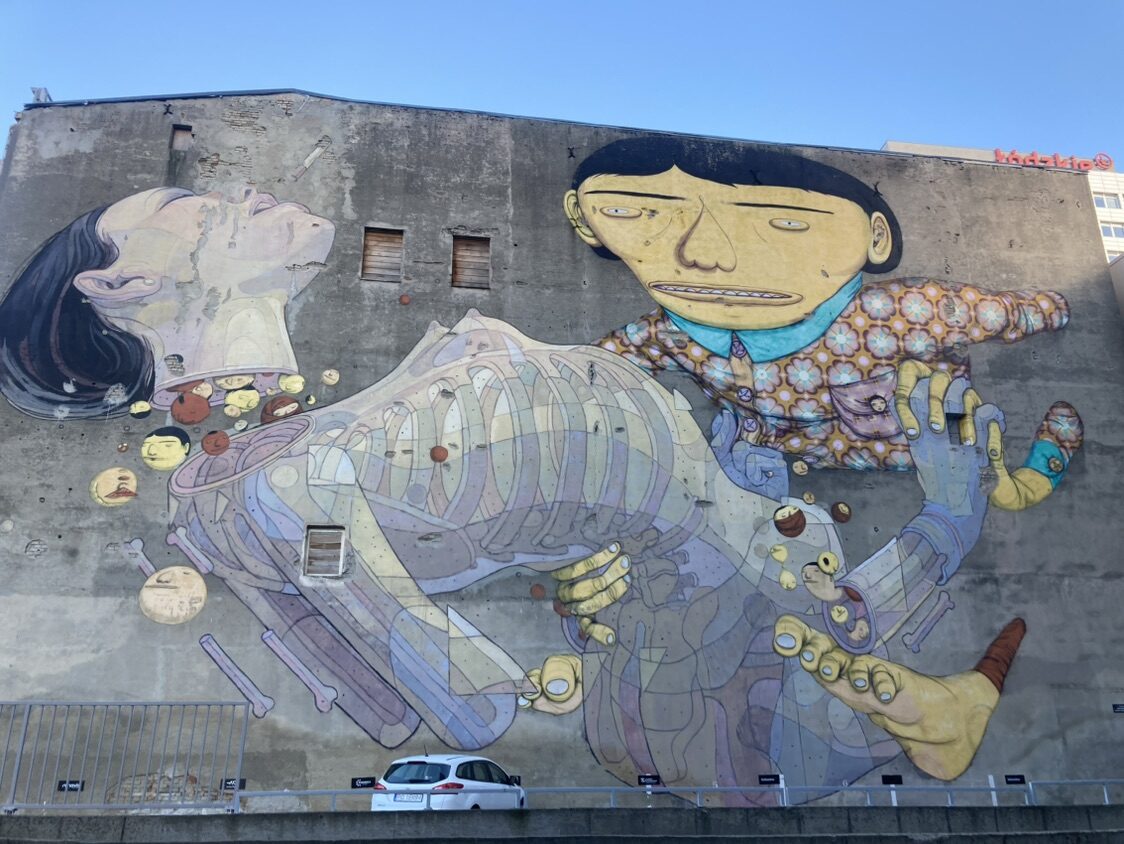 Os Gêmeos and Aryz, the giant embrace — Street art by Osgemeos, Aryz in Łódź