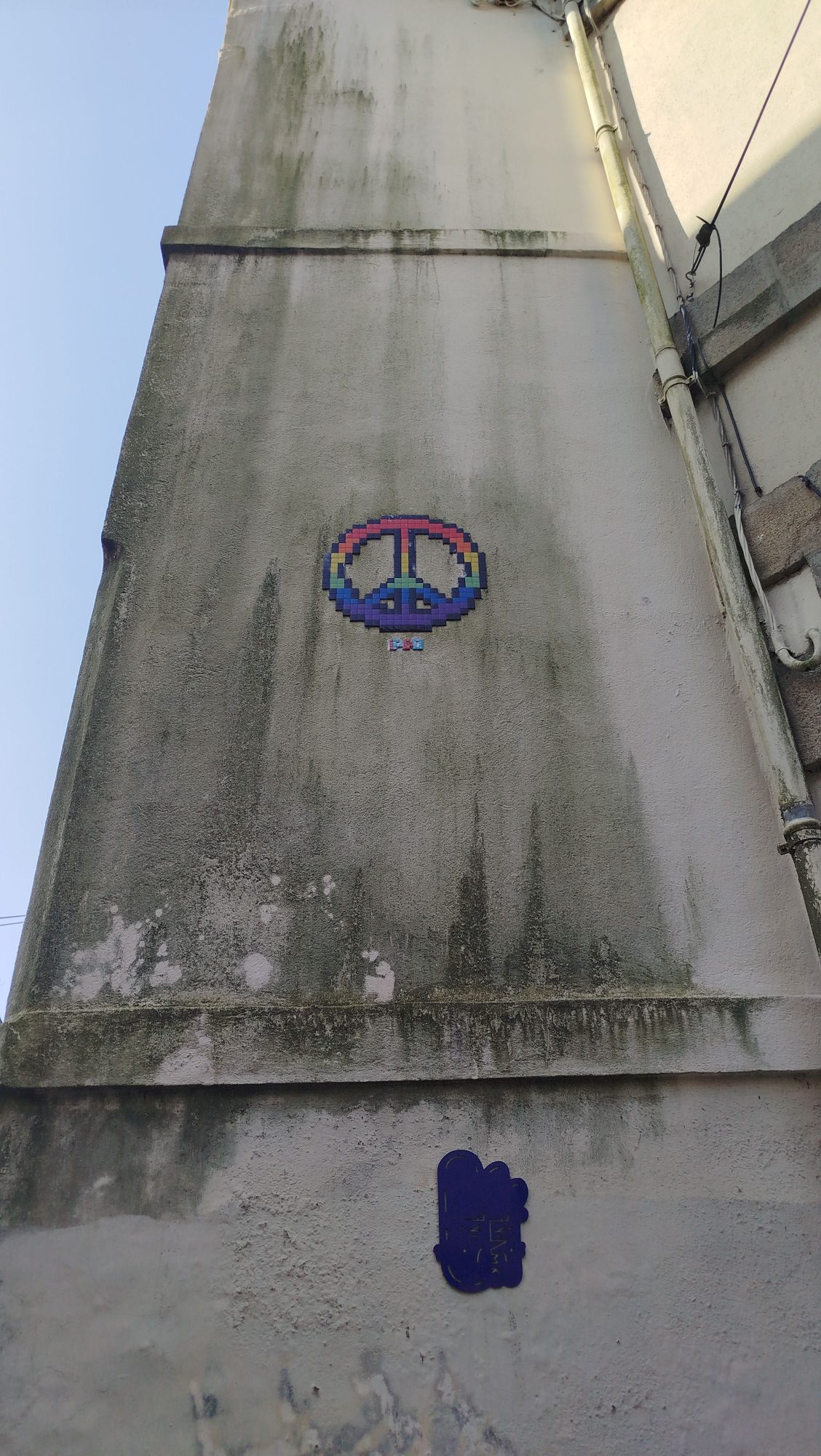 Peace and love arc-en-ciel — Street art de IPDO à Vannes